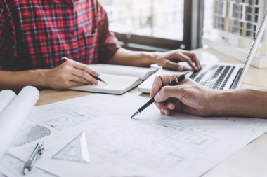 Mimar veya inşaat ve mühendislik araçları çalışma sitesi, inşaat ve yapı kavramı model üzerinde ortak çalışma projesi için toplantı planı üzerinde çalışan mühendis.