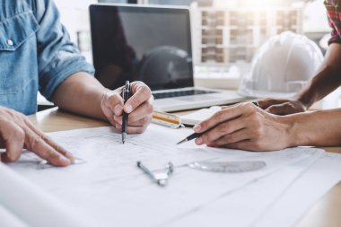 Mühendis veya mimar ortak çalışma ve araçlar model kurma ve çalışma sitesi planı mühendislik proje için toplantı İnşaat ve yapı kavramı.