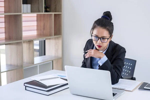 Mulher Empresária Inteligente Trabalhando Laptop Enquanto Análise Estratégia Negócios Contrato — Fotografia de Stock