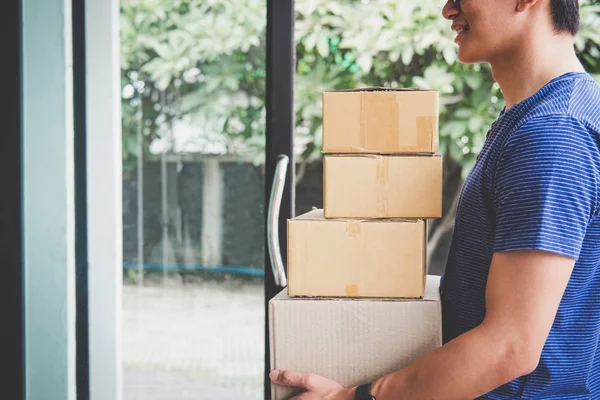 Lieferservice Nach Hause Und Arbeit Mit Servicegedanken Zusteller Mit Boxen — Stockfoto