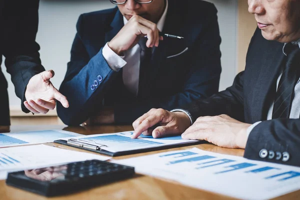 Uitvoerend Team Bespreken Grafieken Diagrammen Werken Bedrijfsstrategie Financieel Plan Profiteren — Stockfoto