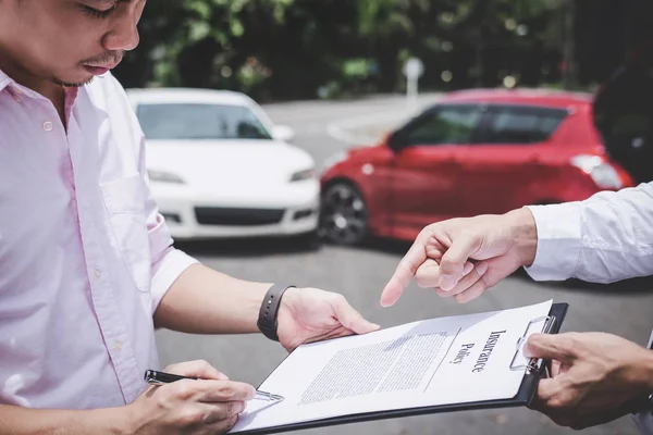 Agente Assicurativo Esaminare Danneggiato Autovettura Cliente Deposito Firma Segnala Processo — Foto Stock