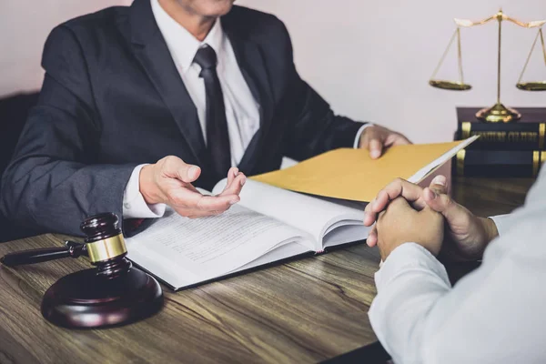 Empresário Advogado Masculino Juiz Consultar Tendo Reunião Equipe Com Cliente — Fotografia de Stock