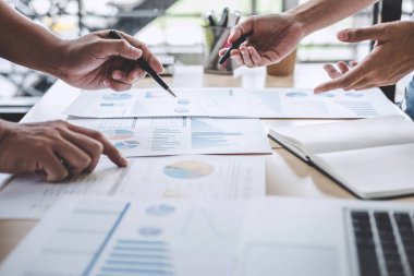 Finansal verilerle çalışma analiz tartışmak ve büyüme pazarlama iş takım arkadaşları ekip, Toplantı konuşurken beyin fırtınası iletişim kavramı grafikte rapor.