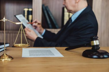 Gavel ahşap masa ve avukat veya hakim mahkeme teması, adalet ve hukuk kavramında anlaşmayla çalışıyor.