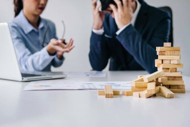 Patron ve üst düzey yönetim ekibi hissi stres ve başarısız iş ciddi, takım anlaşmazlık başarısızlık ve çalışma, üzüntü ile kötü haberler yığını ile sorunları olan bitkin.