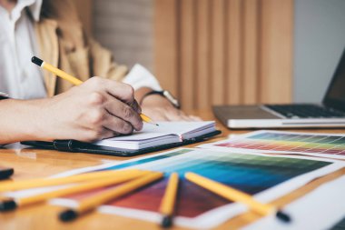 Renk renk örneği örnekleri grafik iş araçları ve aksesuarları ile stüdyoda bilgisayarla çalışırken boyama seçimi için seçmek için grafik tableti kullanarak yaratıcı grafik tasarımcı.