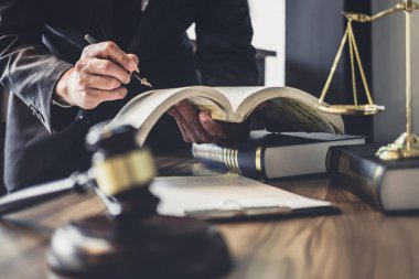 Yargıç tokmak ile Adalet avukatlar, avukat ya da Yargıç avukat mahkeme, Adalet ve hukuk kavramı sözleşmede sözleşme ile çalışma.