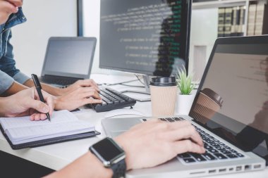 Kodları yazma ve veri kodunu yazarak şirket ofisi, programcılar gelişmekte olan programlama ve Web sitesi bir yazılımda çalışma işbirliği geliştirmek.