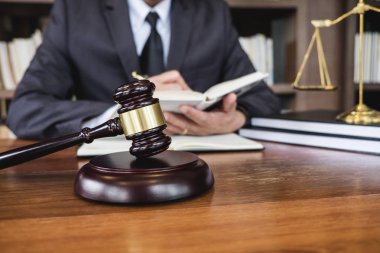 Hukuk hukuku, tavsiye ve adalet kavramı, Yargıç tokmak ve Adalet avukatları, takım elbiseli avukat veya avukat mahkeme salonunda bir belge üzerinde çalışıyorlar..