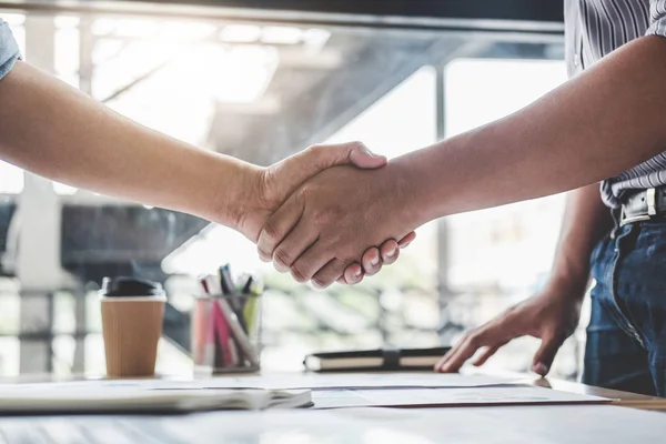 Finišuje Jednání Obchodní Handshake Diskusi Značnou Část Obchodní Smlouvy Pro — Stock fotografie