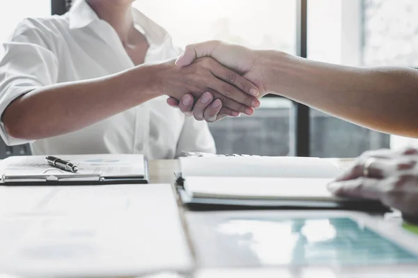 Equipo Negocios Dos Estrechando Mano Después Una Reunión Para Firmar — Foto de Stock