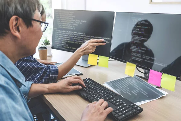 Twee Professionele Programmeurs Samenwerken Ontwikkelingslanden Programmeren Website Werken Een Software — Stockfoto