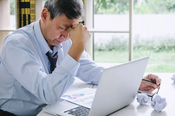 Sentindo Doente Cansado Empresário Sênior Deprimido Exausto Empresário Sua Mesa — Fotografia de Stock