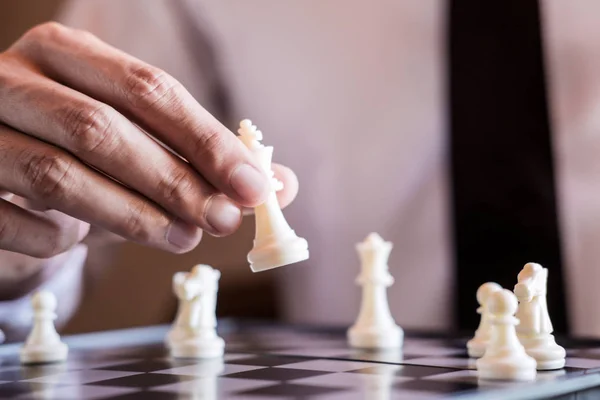 Pebisnis Yang Percaya Diri Menggunakan Permainan Catur Putih Raja Untuk — Stok Foto