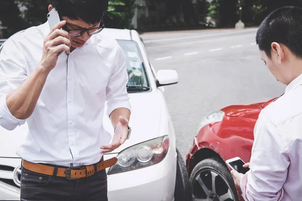 Dois Motoristas Homem Discutindo Depois Acidente Carro Colisão Fazer Telefonema — Fotografia de Stock