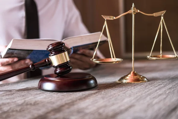 Αρσενικό Δικηγόρος Δικαστής Εργάζεται Νόμο Βιβλία Σφυρί Και Ισορροπία Αναφέρετε — Φωτογραφία Αρχείου
