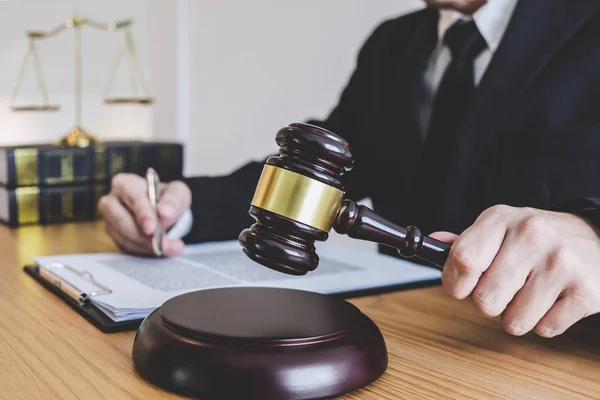 Rechter Hamer Met Schubben Van Justitie Professionele Mannelijke Advocaten Counselor — Stockfoto