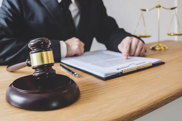 Richter Hantieren Mit Maßstäben Der Gerechtigkeit Männliche Berufsanwälte Oder Berater — Stockfoto