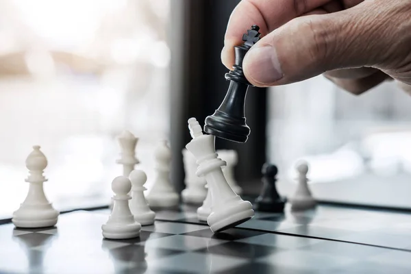 Handen Van Vertrouwen Zakenman Collega Schaakspel Spelen Naar Analyse Nieuwe — Stockfoto