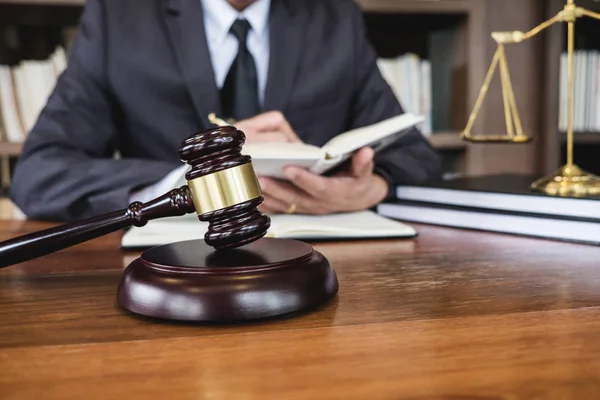 Rechtsrecht Beratung Und Gerechtigkeitskonzept Richterschelte Mit Justizwacheanwälten Prozessberatern Oder Rechtsanwälten — Stockfoto