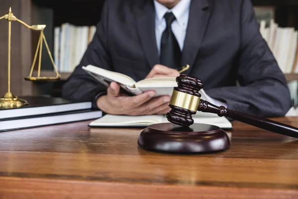Hukuk Hukuku Tavsiye Adalet Kavramı Yargıç Tokmak Adalet Avukatları Takım — Stok fotoğraf