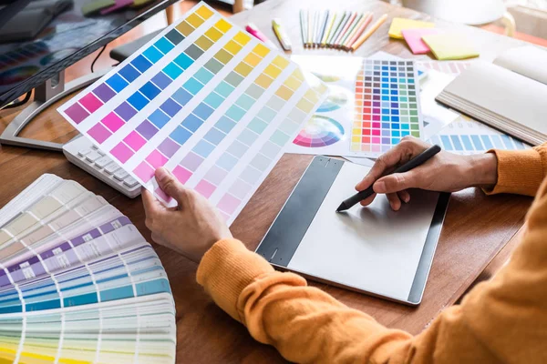 Imagen Del Diseñador Gráfico Creativo Femenino Que Trabaja Selección Colores —  Fotos de Stock