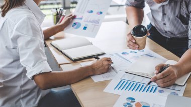 Çalışma yeni pazarlama iş stratejisi proje tartışma ve analiz verileri grafik ve grafik, finans ve muhasebe kavramı konferans profesyonel yatırımcı için toplantı iş arkadaşları.