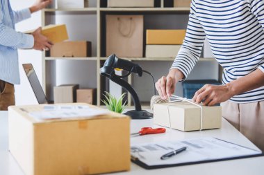 Küçük işletme sahibi teslimat servisi ve paketleme kutusu, işletme sahibi posta ofisine müşteri göndermeden önce kontrol emri için çalışıyor, Sevkiyat Çevrimiçi Satış.