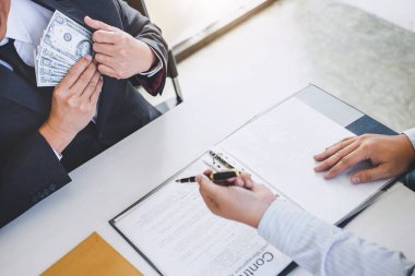 Rüşvet ve yolsuzluk kavramı, rüşvet dolar faturaları, anlaşmaya Emlak sözleşme anlaşma yaparken para veren işadamı şeklinde ve finansal kurumsal.