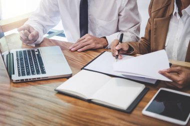 İş ekibi ile yeni başlangıç planı ve tartışma için proje bilgilerini dizüstü bilgisayar ve dijital tablet ile mali strateji bir modern iş salonda çalışıyor.