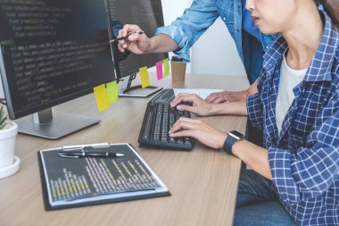 Kodları yazma ve veri kodunu yazarak şirket ofisi, iki profesyonel programcılar gelişmekte olan programlama ve Web sitesi bir yazılımda çalışma işbirliği geliştirmek.