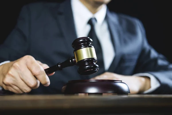 Danışman Veya Erkek Avukat Masada Oturan Mahkeme Üzerinde Çalışıyor Yasal — Stok fotoğraf