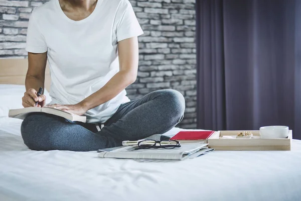 Jonge Vrouw Geluk Slaapkamer Het Genieten Van Het Lezen Van — Stockfoto