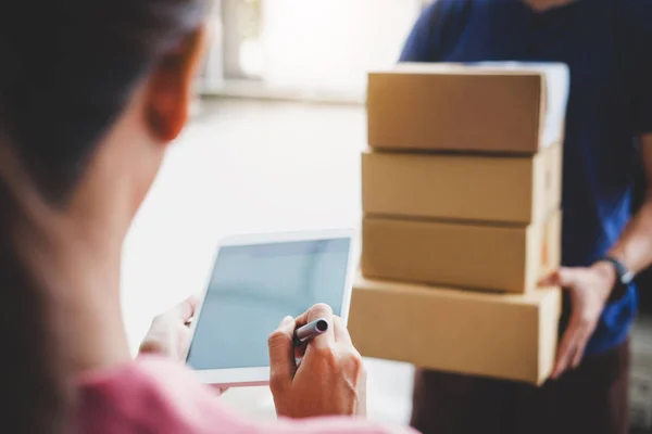 Kundin Setzt Unterschrift Digitales Tablet Und Erhält Ein Pappkarton Paket — Stockfoto