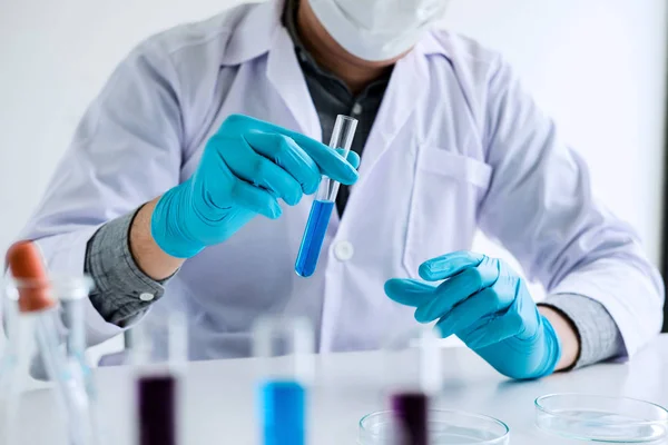 Biochemie Laboratoriumonderzoek Wetenschapper Geneeskunde Laboratoriumjas Bedrijf Reageerbuis Met Reagens Met — Stockfoto