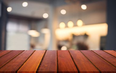 Seçici boş ahşap masa ve soyut kafe ya da restoran ürün görüntülenmesi için veya montaj için önünde arka plan bulanık.