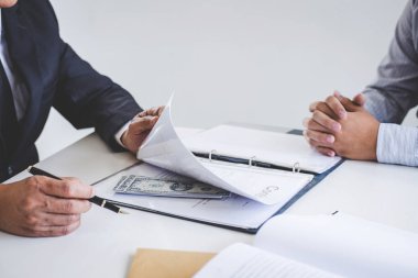 Rüşvet ve yolsuzluk kavramı, rüşvet anlaşması Emlak sözleşme anlaşma ve finansal muhasebe yaparken para veren işadamı dolar faturaları, şeklinde.