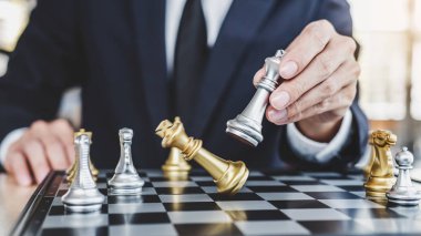 Başarı için strateji planlamak için ulaşan satranç oyunu oynarken işadamı kazanmak, yönetim ve liderlik kavramı üstesinden zorluk ve elde gol iş stratejisi planlama için düşünme.