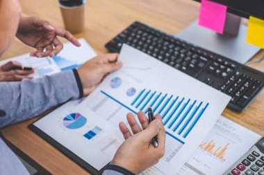 Yeni başlangıç projesi, tartışma ve analiz veri çizelgeleri ve grafikleri, bilgisayar kullanarak, iş finans ve strateji muhasebe kavram çalışma iş takım toplantısı.