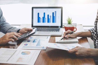 Şirket gelişigüzel yöneticisi sunar ve tartışır şirket büyüme projesi başarı finansal istatistikleri, profesyonel yatırımcı belge ile strateji planı için çalışma başlatır.