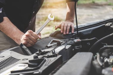 Araba motoru makinesi konsepti, otomobil tamirci tamirci el bir araba motoru otomotiv atölye bir İngiliz anahtarı, araba servisi ve bakım onarım hizmetleri.