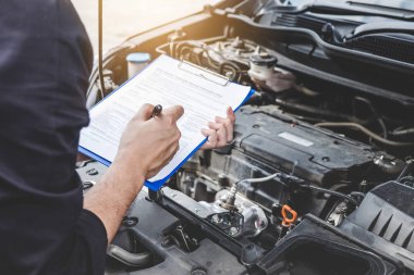 Servis otomobili makine konsepti, otomobil tamircisi kontrol panosuna denetim yazısıyla bir araba motorunu kontrol eden tamir makinesi, araba servisi ve bakım listesi.
