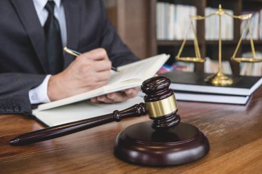 Hukuk hukuku, tavsiye ve adalet kavramı, Yargıç tokmak ve Adalet avukatları, takım elbiseli avukat veya avukat mahkeme salonunda bir belge üzerinde çalışıyorlar..