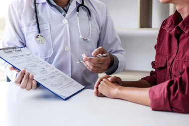 Tıp ve sağlık kavramı, Profesör Doktor ile hasta tedavi, hastanın sorunla ilgili sonuçları sonra rapor ve tavsiye bir yöntem sunan.