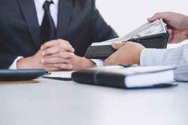 Rüşvet ve yolsuzluk kavramı, rüşvet dolar faturaları, anlaşmaya Emlak sözleşme anlaşma yaparken para veren işadamı şeklinde ve finansal kurumsal.