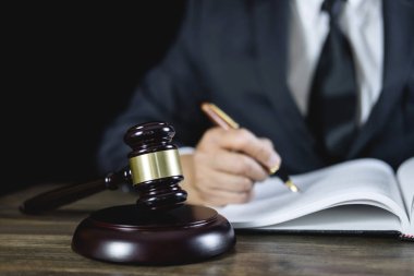 Danışman veya erkek avukat masada oturan mahkeme üzerinde çalışıyor. Yasal hukuk, Yargıç tokmak tokmak ve adaletin terazisi adalet avukat tavsiye.