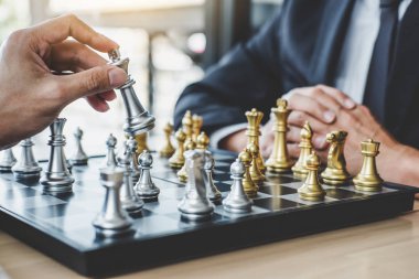 Başarı için strateji planlamak için satranç oyunu oynarken ki, kazanmak için üstesinden zorluk ve elde gol iş stratejisi planlama için iki işadamı.