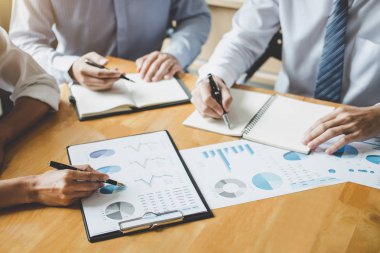 Konferans, finansal veri ile çalışma analiz tartışmak ve büyüme rapor grafik takım, Toplantı konuşurken beyin fırtınası iletişim kavramı pazarlama iş takım meslektaşları çalışan Co.