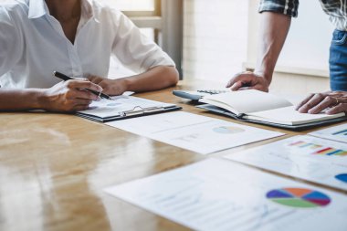 Takım iş süreci, çalışma ve yeni başlangıç proje ve strateji ile tartışırken iş takım yöneticileri.